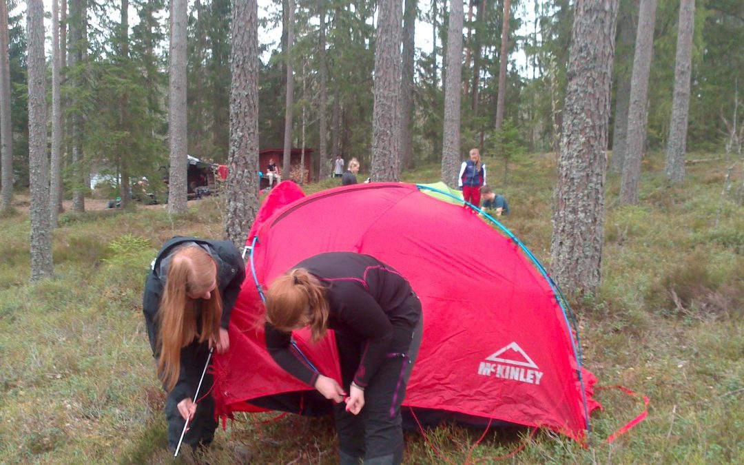 Äventyr ÅK2 guidar Sporthandel ÅK1 på hajk!