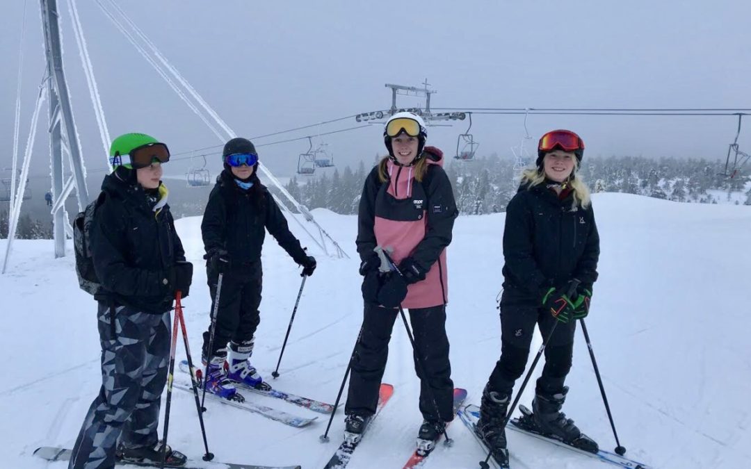 Äventyrselever utbildas till skidlärare